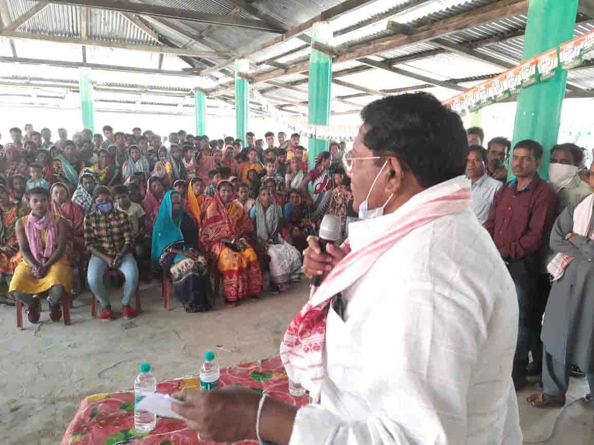असम के आदिवासी बहुल्य क्षेत्रों में रामेश्वर उरांव ने चुनावी सभा को संबोधित किया
