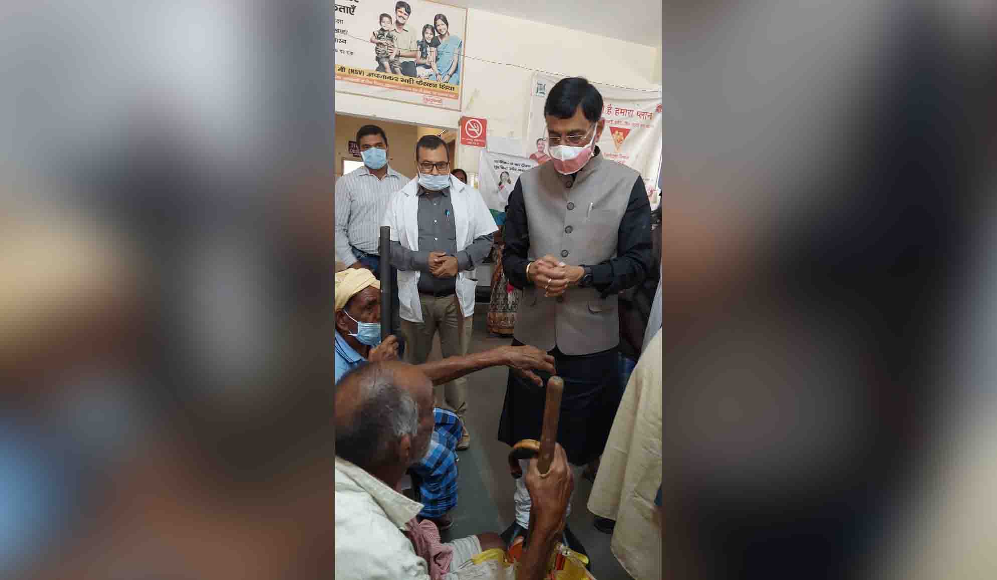 संसद संजय सेठ ने कोरोना टीकाकरण केंद्रों का किया निरीक्षण