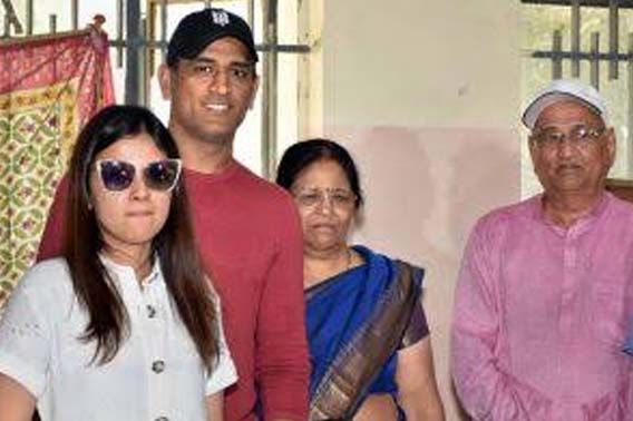 महेंद्र सिंह धौनी के माता पिता भी हुए कोरोना संक्रमित,अस्पताल में भर्ती कराया गया