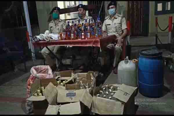 अवैध शराब की मिनी फैक्ट्री का भंडाफोड़, लाखों की शराब जब्त, एक गिरफ्तार