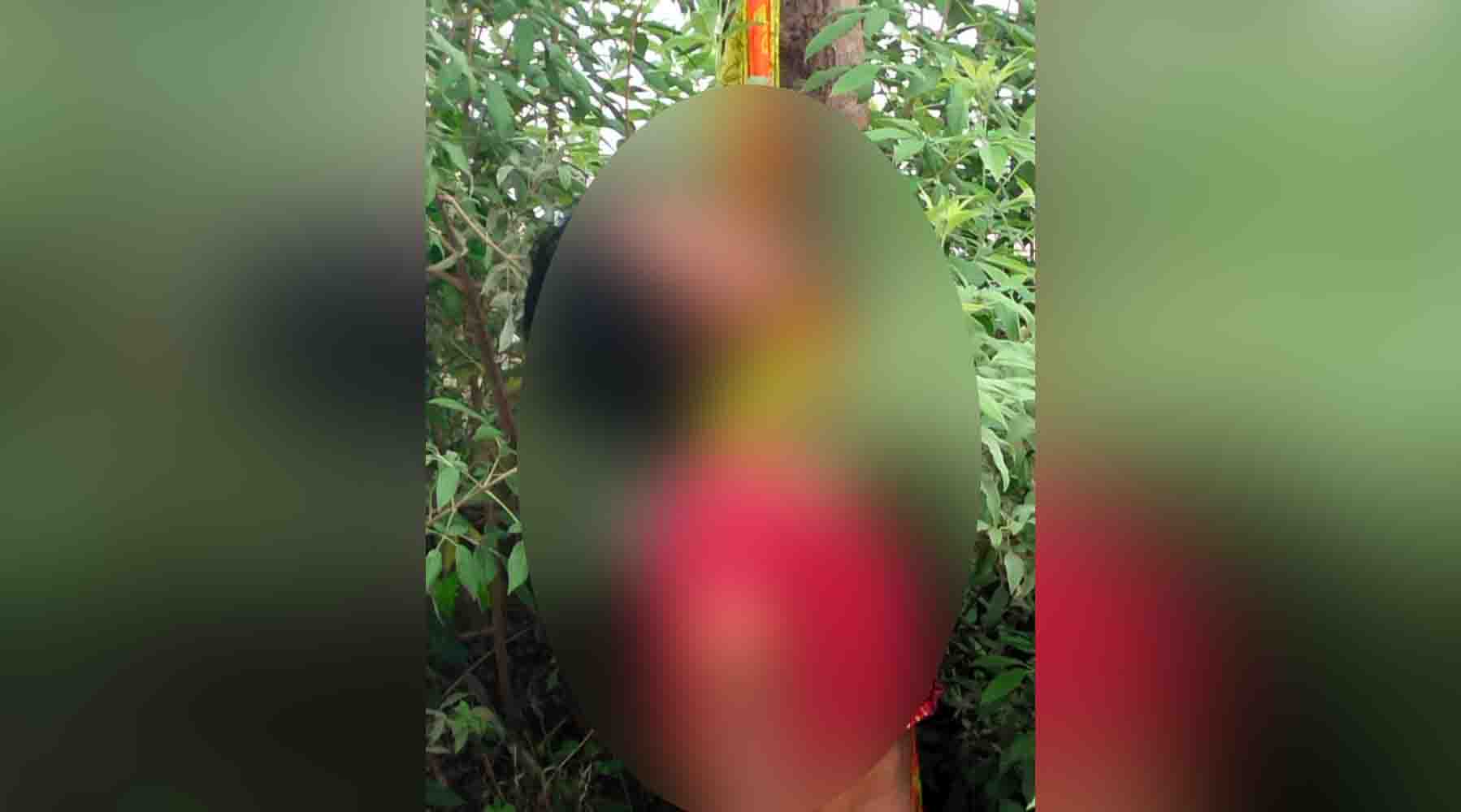 रेलवे स्टेशन के समीप पेड़ से लटकता मिला महिला का शव,जांच में जुटी पुलिस।