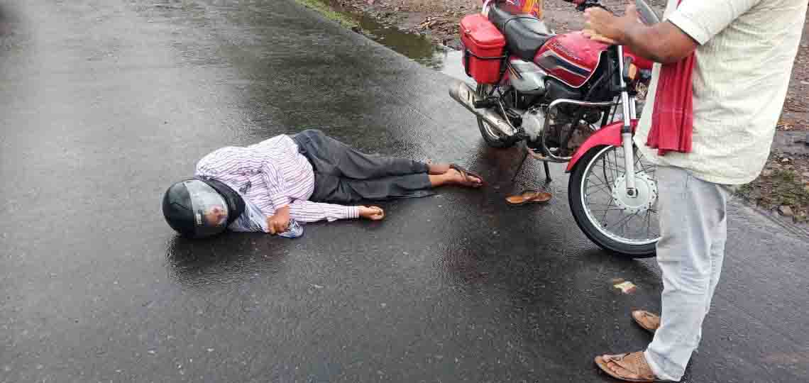 बाइक से घर जा रहे बैंक कर्मी की सड़क पर गिर कर हुई मौत