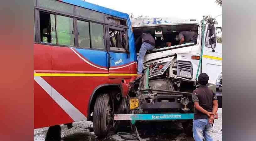 यात्री बस और ट्रेलर में सीधी भिडंत,दर्जनों घायल