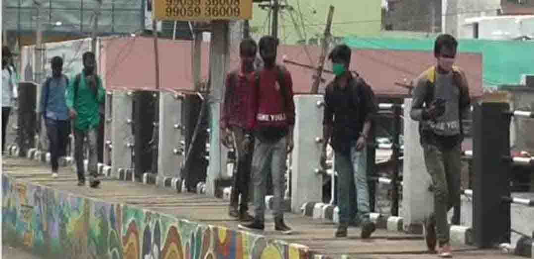 झारखंड:स्टेशन में ट्रेन से उतर कर कई प्रवासी बिना टेस्ट कराये निकल रहे बाहर, संक्रमण का बढ़ा खतरा