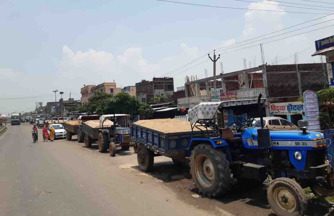 बालू तस्करी के खिलाफ पुलिस ने चलाया अभियान,अवैध बालू लदा 5 ट्रैक्टर जब्त