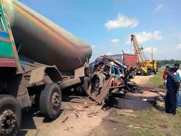 खड़े टैंकर को ट्रक ने मारी जाेरदार टक्कर,ड्राइवर खलासी की मौत