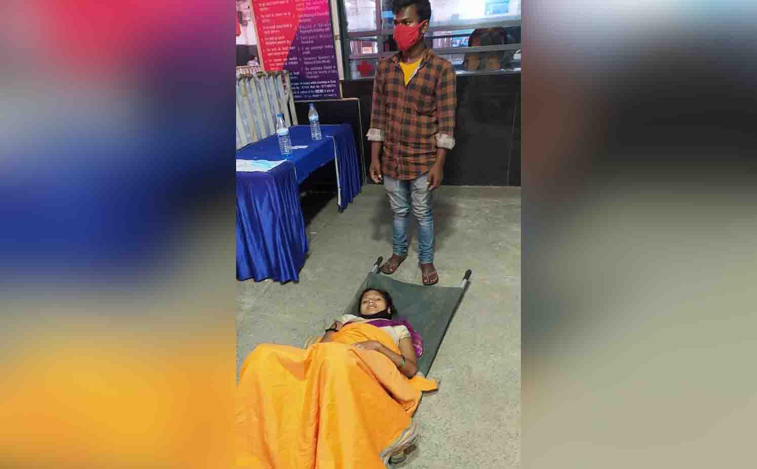 शर्मनाक:रांची रेलवे स्टेशन में लेबर पेन से तड़पती रही महिला,रेलवे पुलिस ने टेंपो में अस्पताल पहुंचाया,बच्चे की हुई मौत