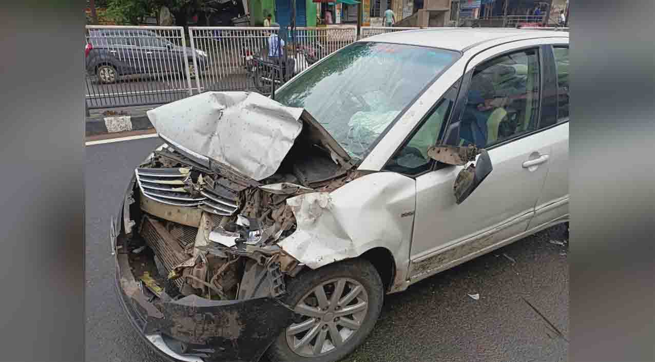 सड़क दुर्घटना में कार सवार महिला घायल, कार क्षतिग्रस्त