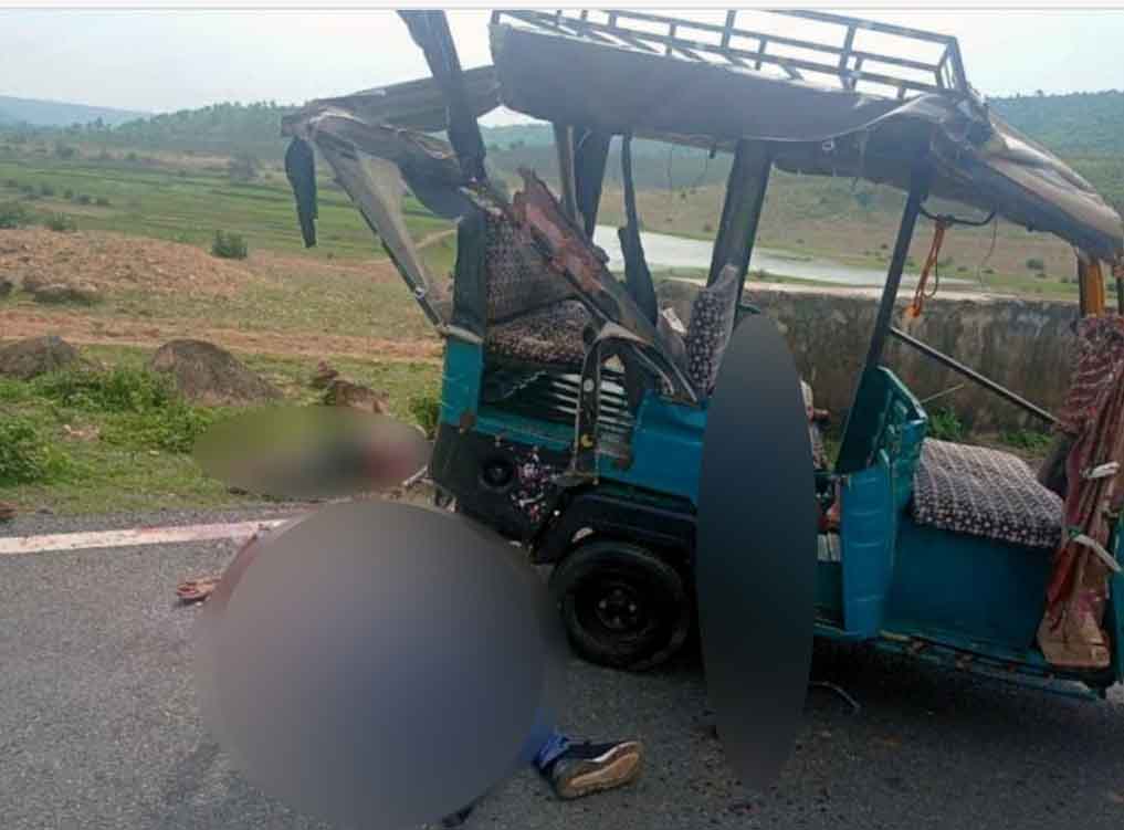झारखंड:ट्रक और टेम्पो में भिड़ंत, पिता-पुत्र सहित तीन की मौत