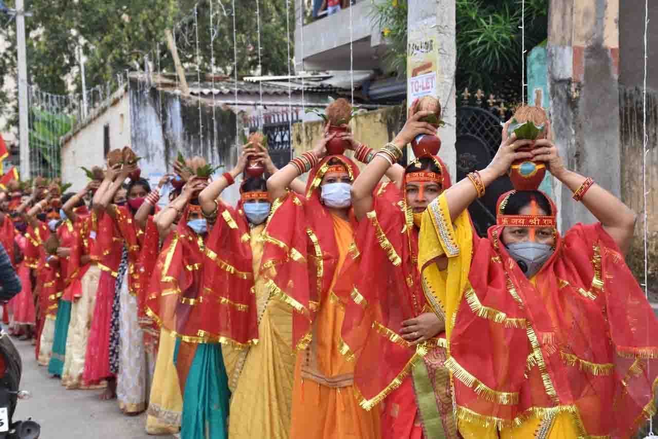 हनुमान मंदिर से निकली कलश यात्रा,मास्क पहन कर शामिल हुई महिलाएं