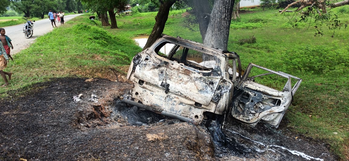 अनियंत्रित कार पेड़ से टकराई,कार में लगी आग,बच्ची समेत 3 घायल