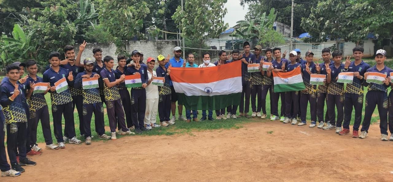 कारगिल विजय दिवस पर युवा क्रिकेट खिलाड़ियों ने कारगिल युद्ध में शहीद जवानों को किया याद।