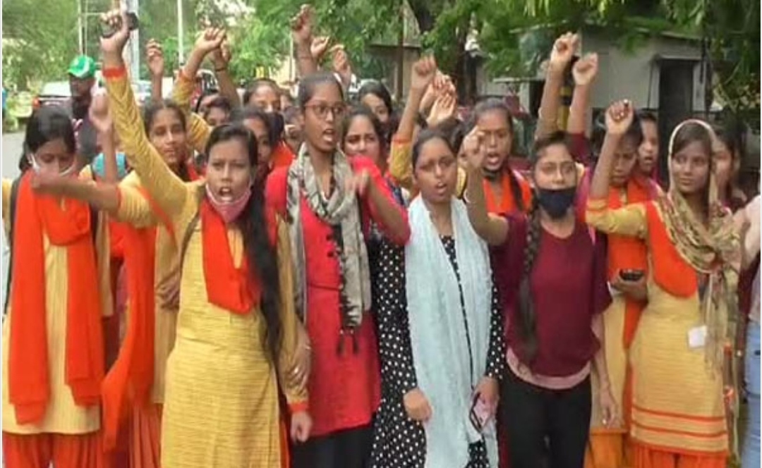 धनबाद:12 वीं में फेल छात्राओं ने सड़क जाम किया