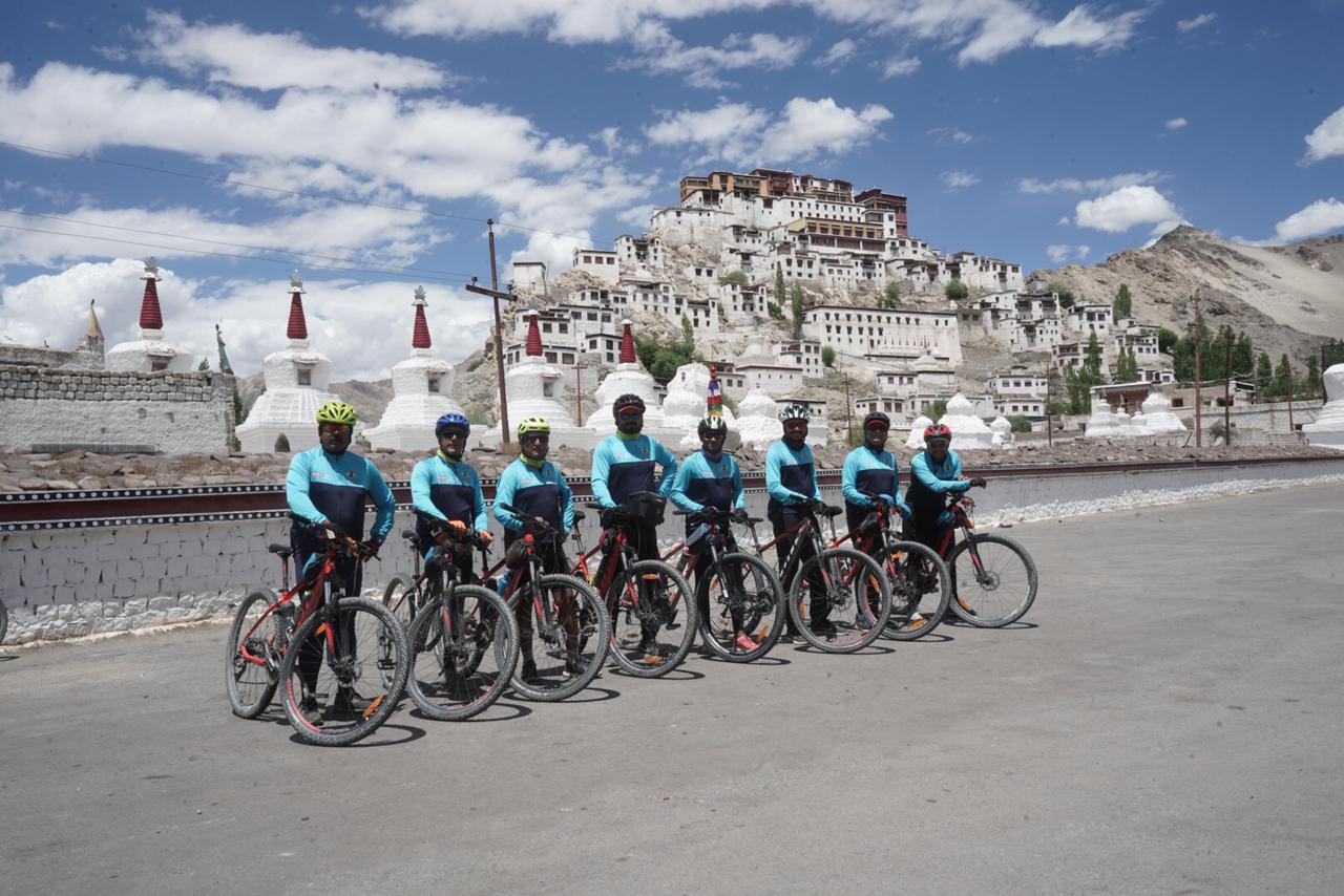 राँची के सायक्लोपीडिया ग्रुप ने खराब मौसम और भूस्खलन के बावजूद मजबूत हौसले से पूरी की मनाली से लेह तक की 550 किलोमीटर की साईकल यात्रा