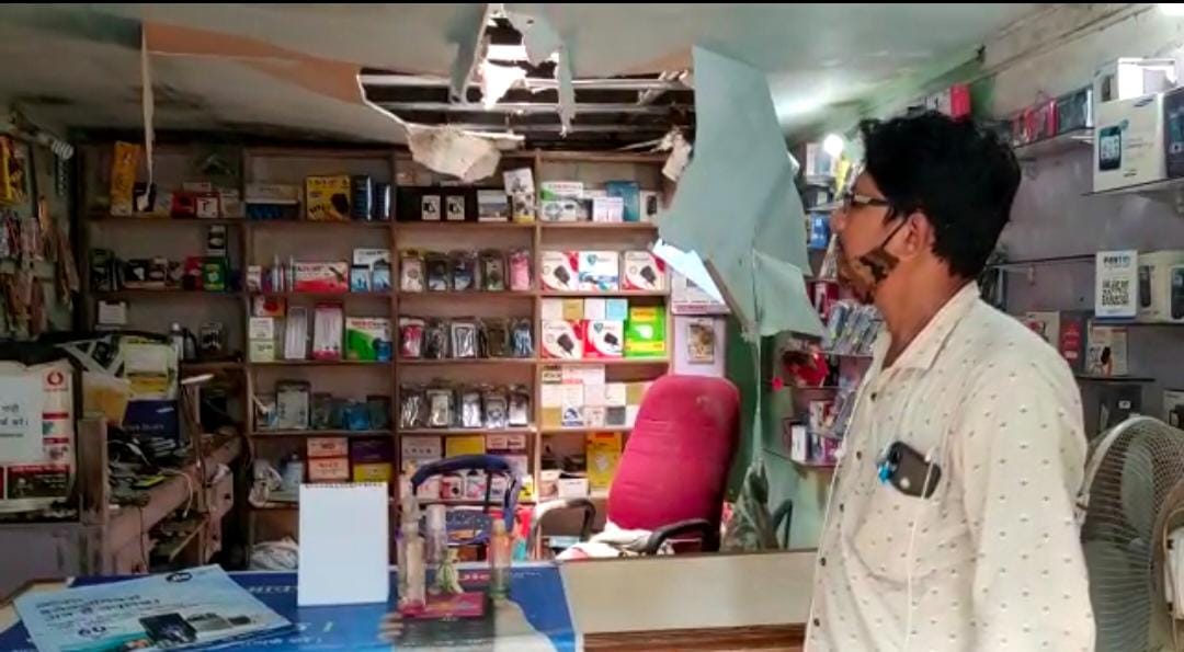 राजधानी में चोरों का आतंक:दुकान के अल्बेस्टर तोड़कर लाखों रूपए के मोबाइल और लैपटॉप की हुई चोरी