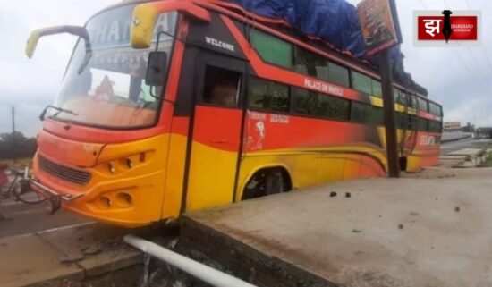कोलकाता से रांची जा रही सानिया बस के चालक को आई नींद, बस ड्रेन में घुसी