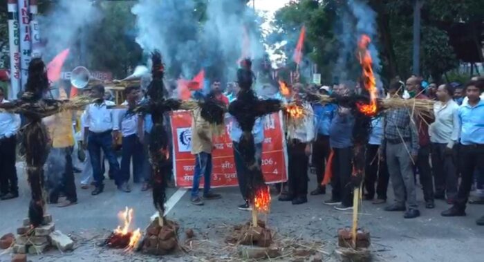 6 महीने से वेतन नहीं मिलने से नाराज HEC कारखाने के मजदूरों ने जलाया प्रबंधन का पुतला