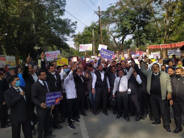 सहारा इंडिया के सैकड़ों कार्यकर्ताओं ने सेबी के खिलाफ राजभवन के सामने किया हल्ला बोल